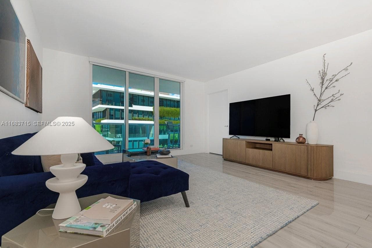 2301 Collins Ave 534 photo 3
