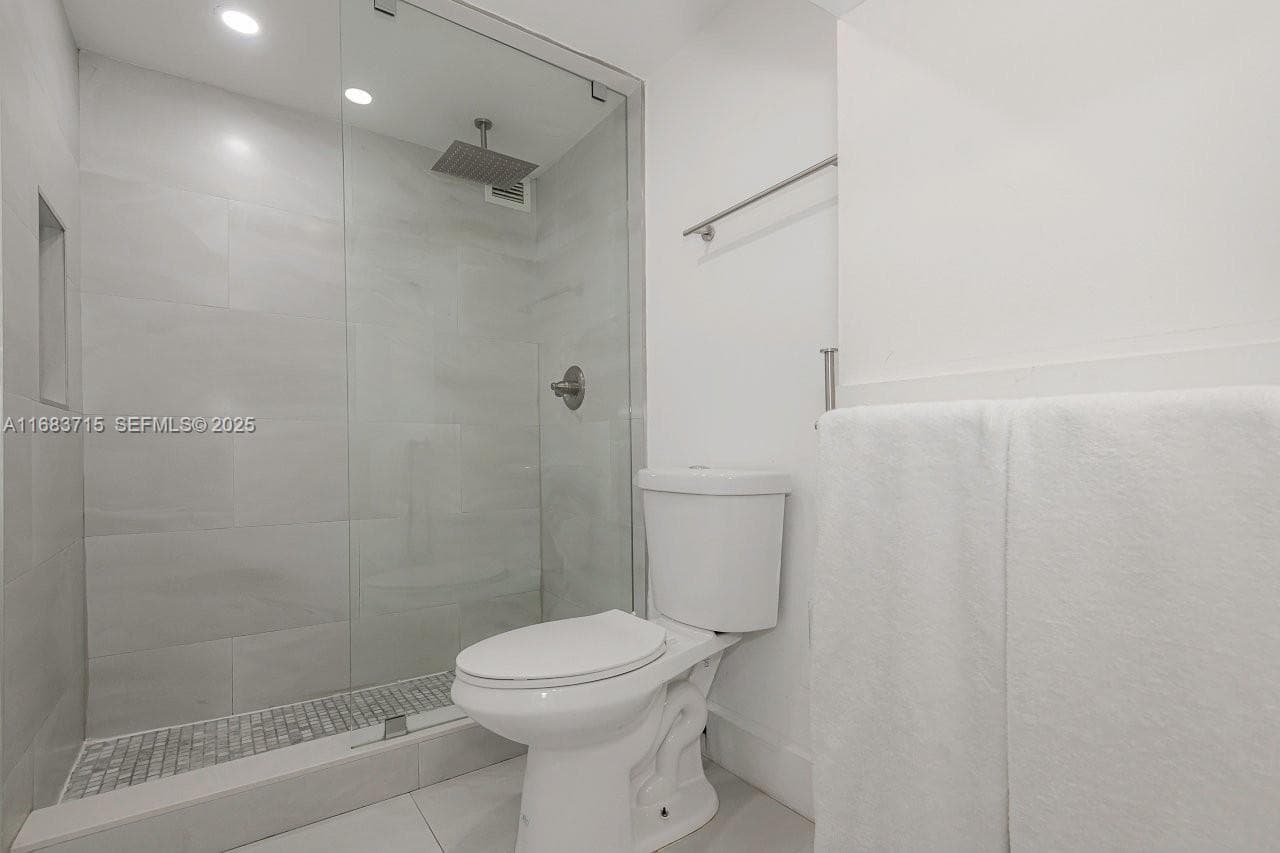 2301 Collins Ave 534 photo 24