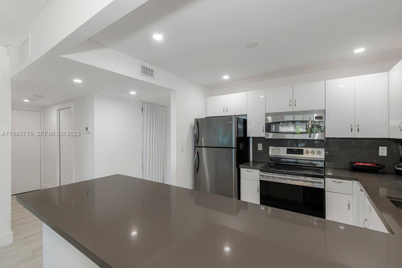 2301 Collins Ave 534 photo 10