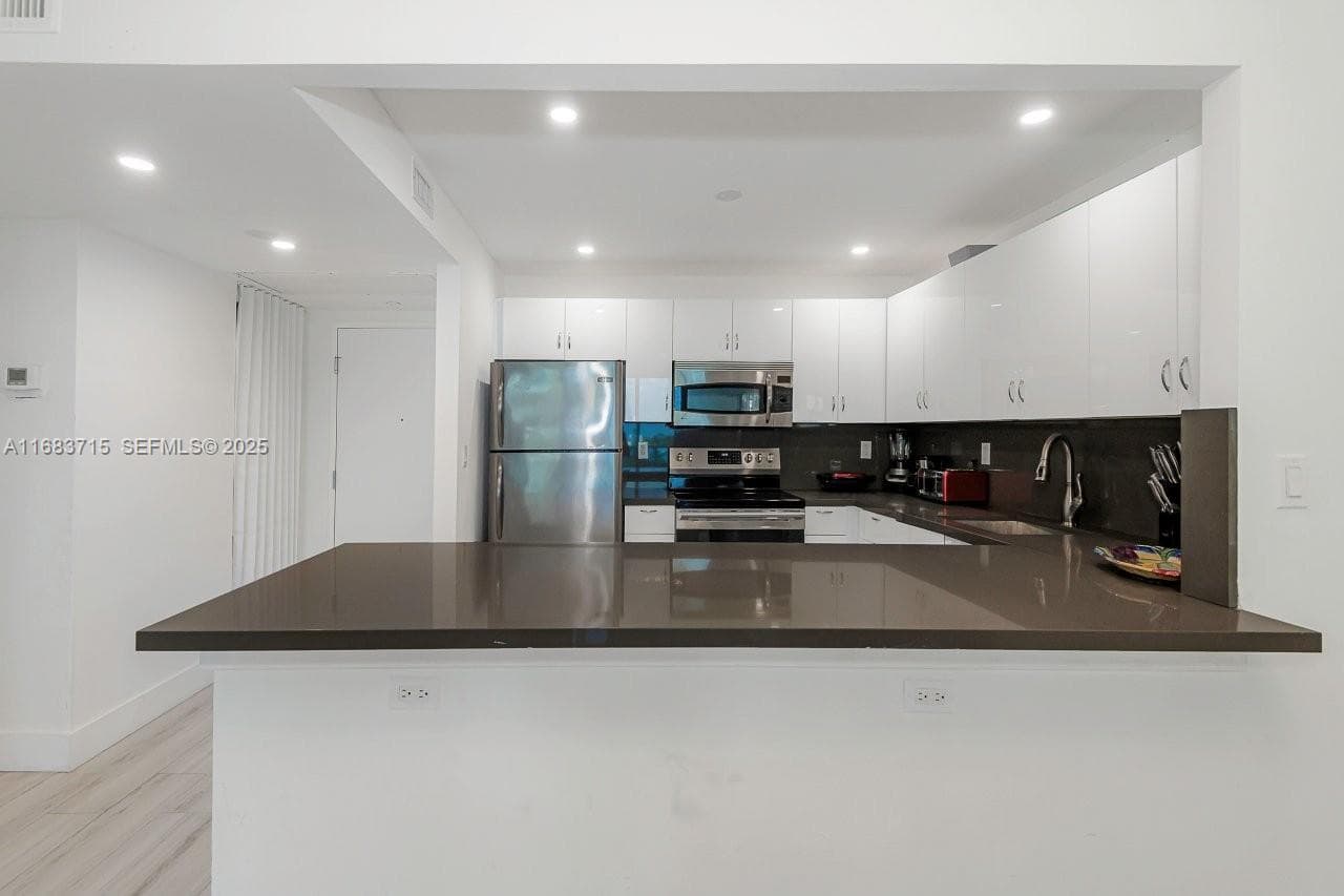 2301 Collins Ave 534 photo 11