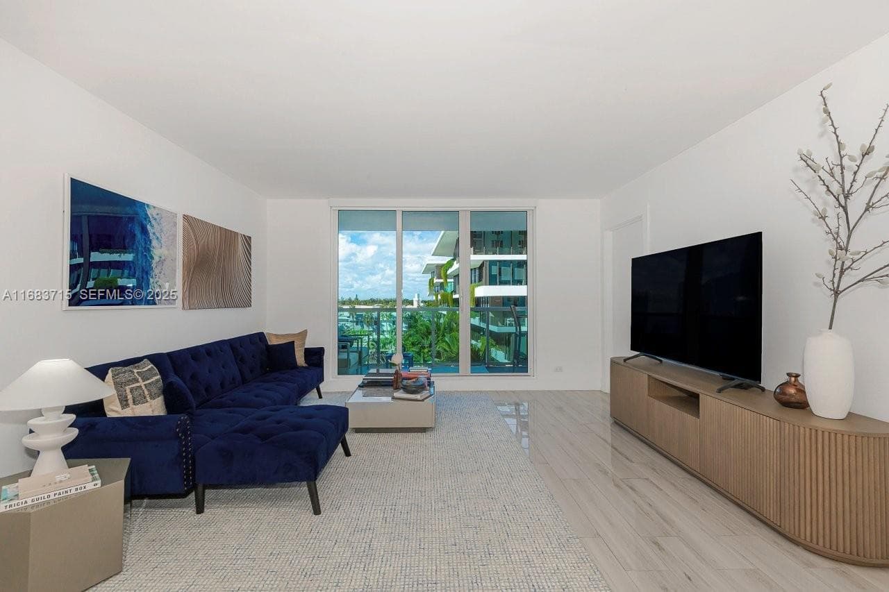 2301 Collins Ave 534 photo 4