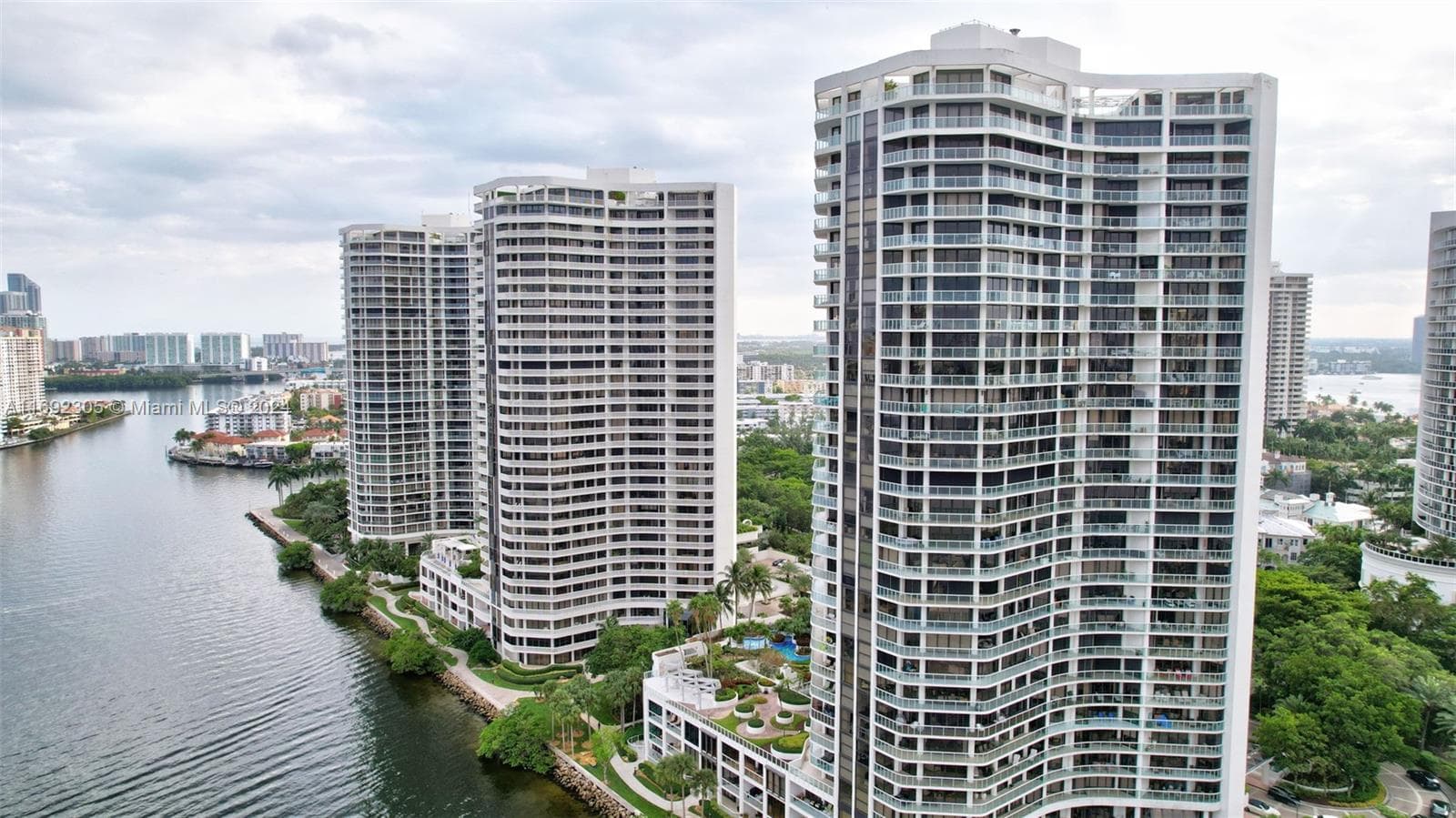 4000 Island Blvd 1002 photo 8