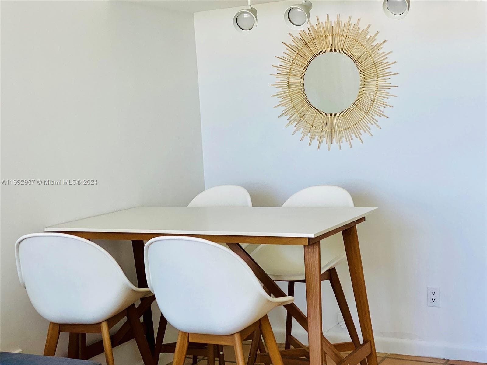 1115 photo 3