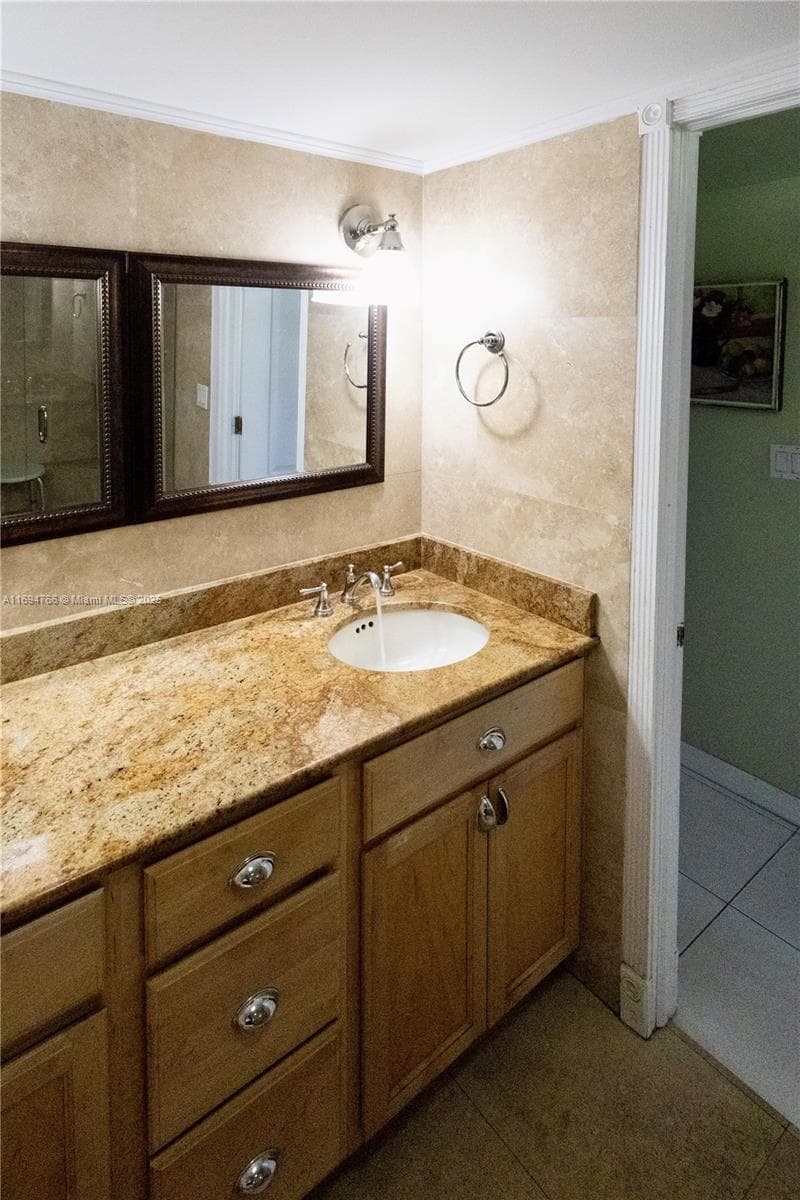 2555 Collins Ave 308 photo 12