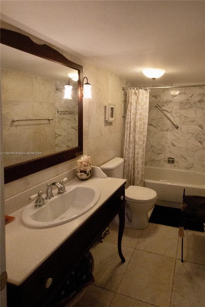 2555 Collins Ave 308 photo 14