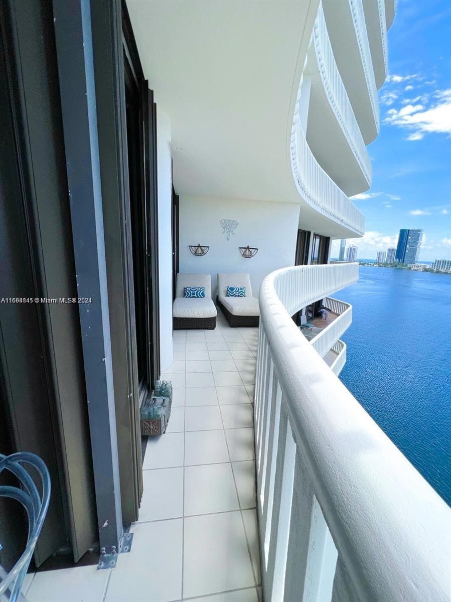 3000 Island Blvd 1201 photo 23