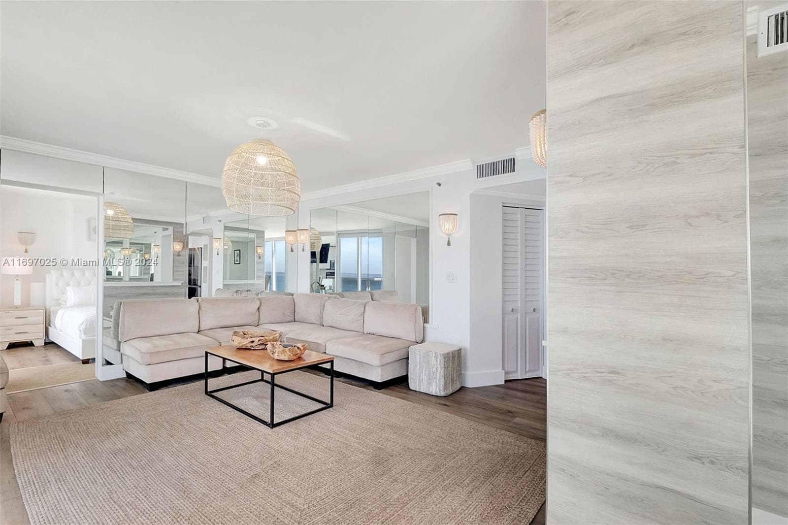 2401 Collins Ave 1902 photo 2