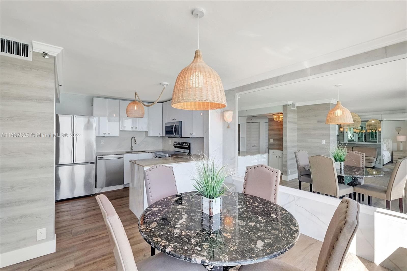 2401 Collins Ave 1902 photo 3