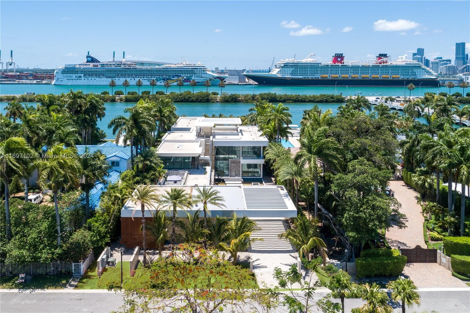 130 Palm Ave photo 3