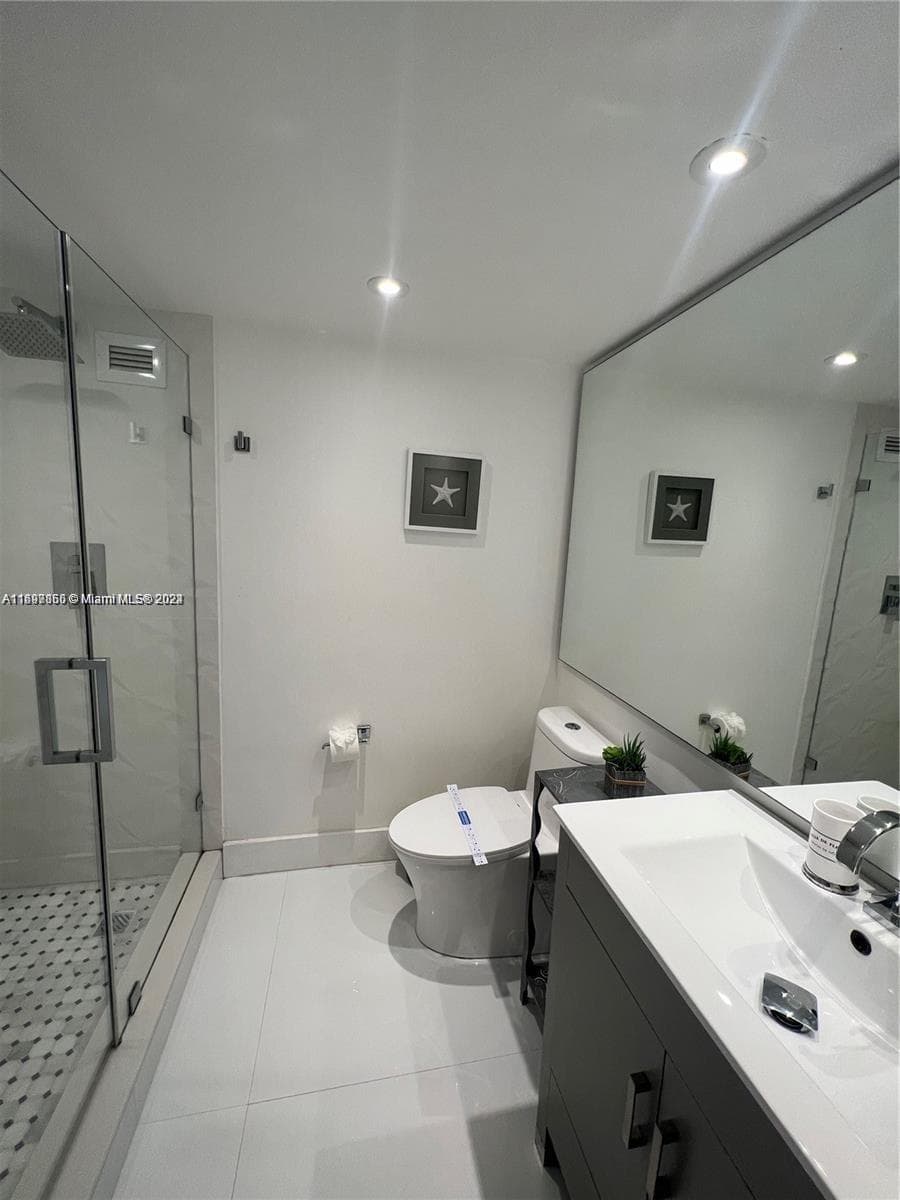 5161 COLLINS AVE 1403 photo 17