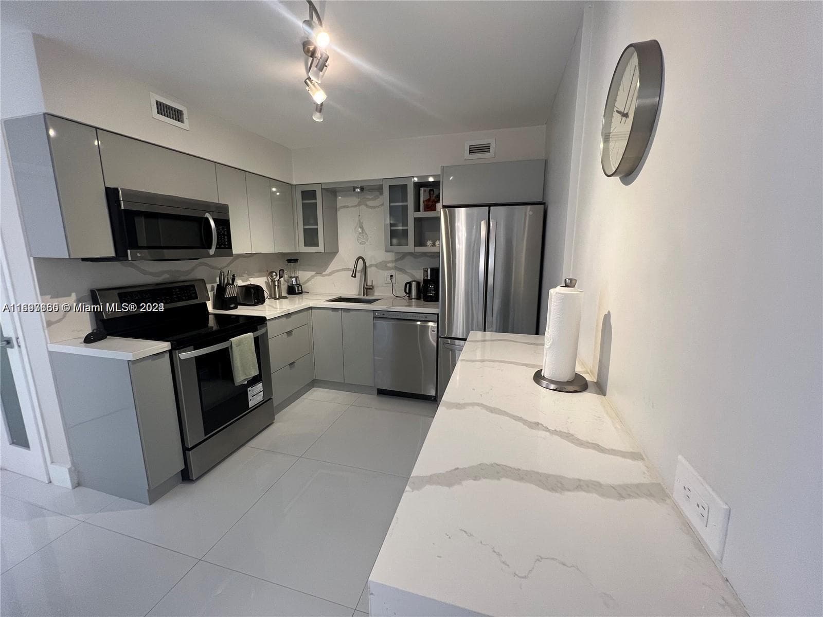 5161 COLLINS AVE 1403 photo 9