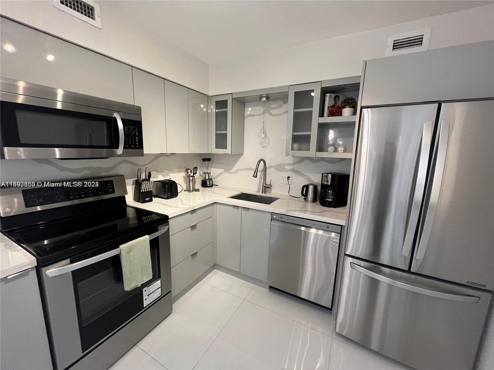 5161 COLLINS AVE 1403 photo 10