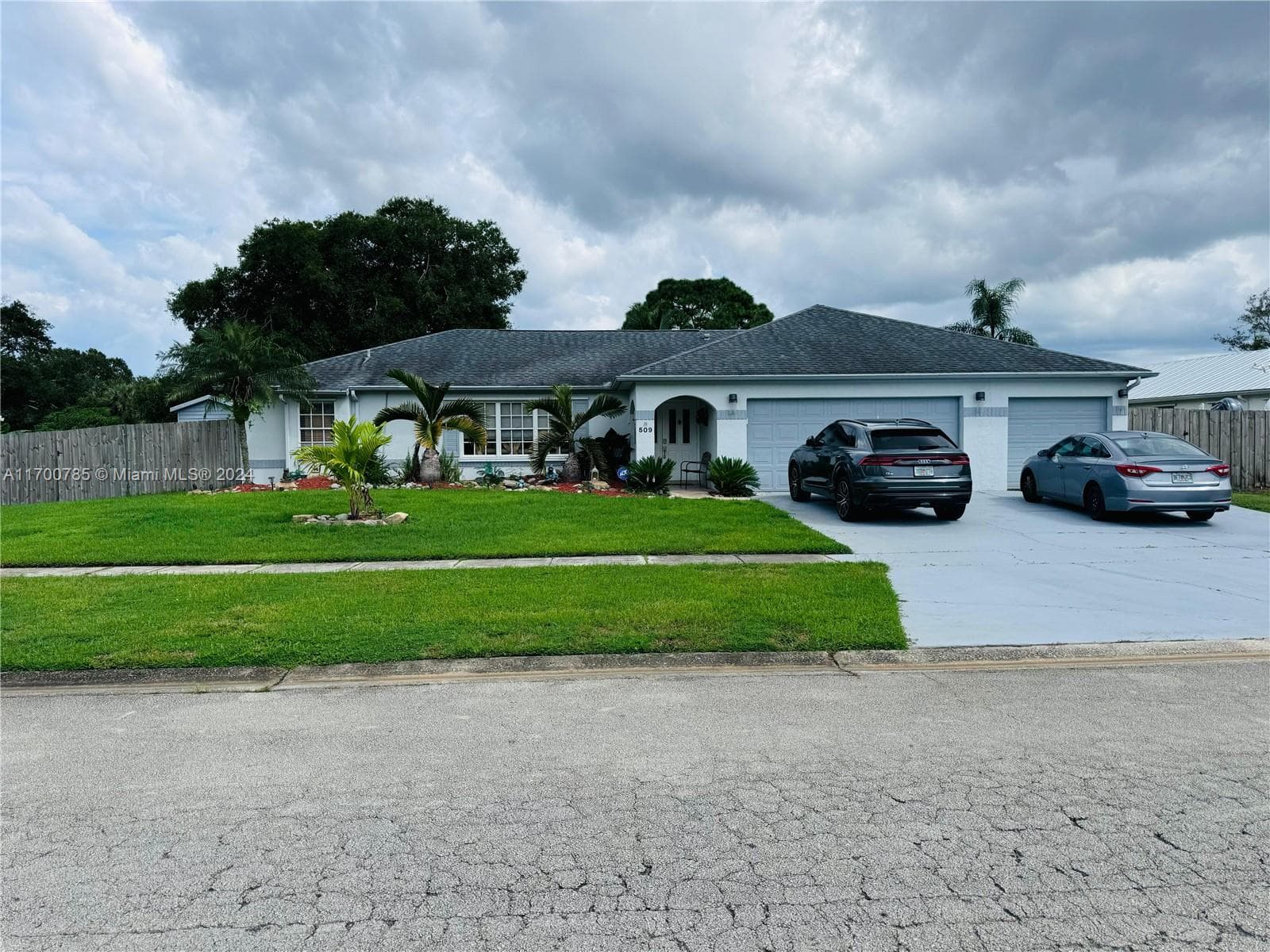 509 NE Solida Cir photo 2