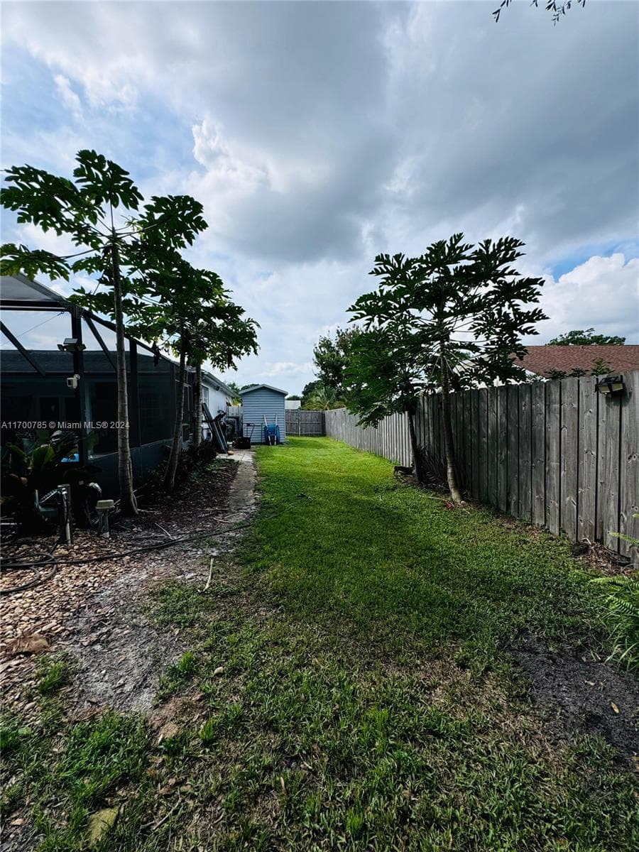 509 NE Solida Cir photo 17