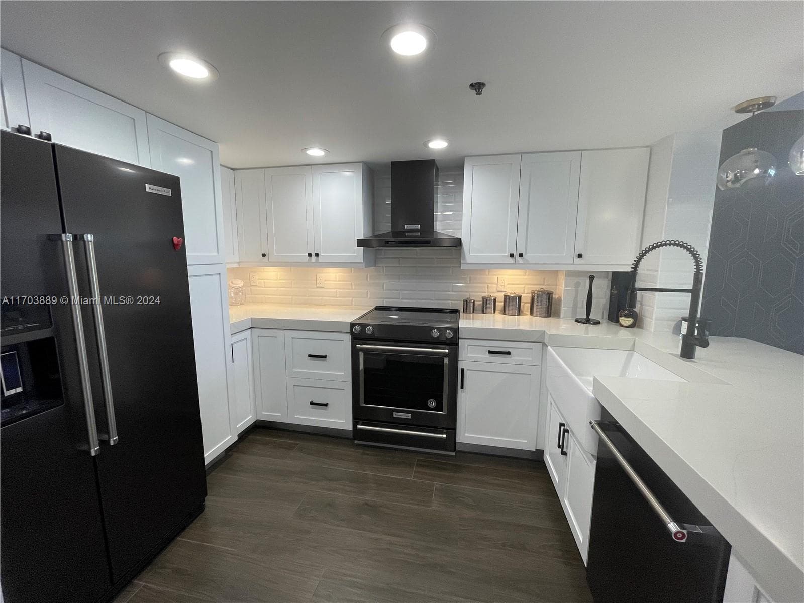 2555 Collins Ave 1409 photo 2