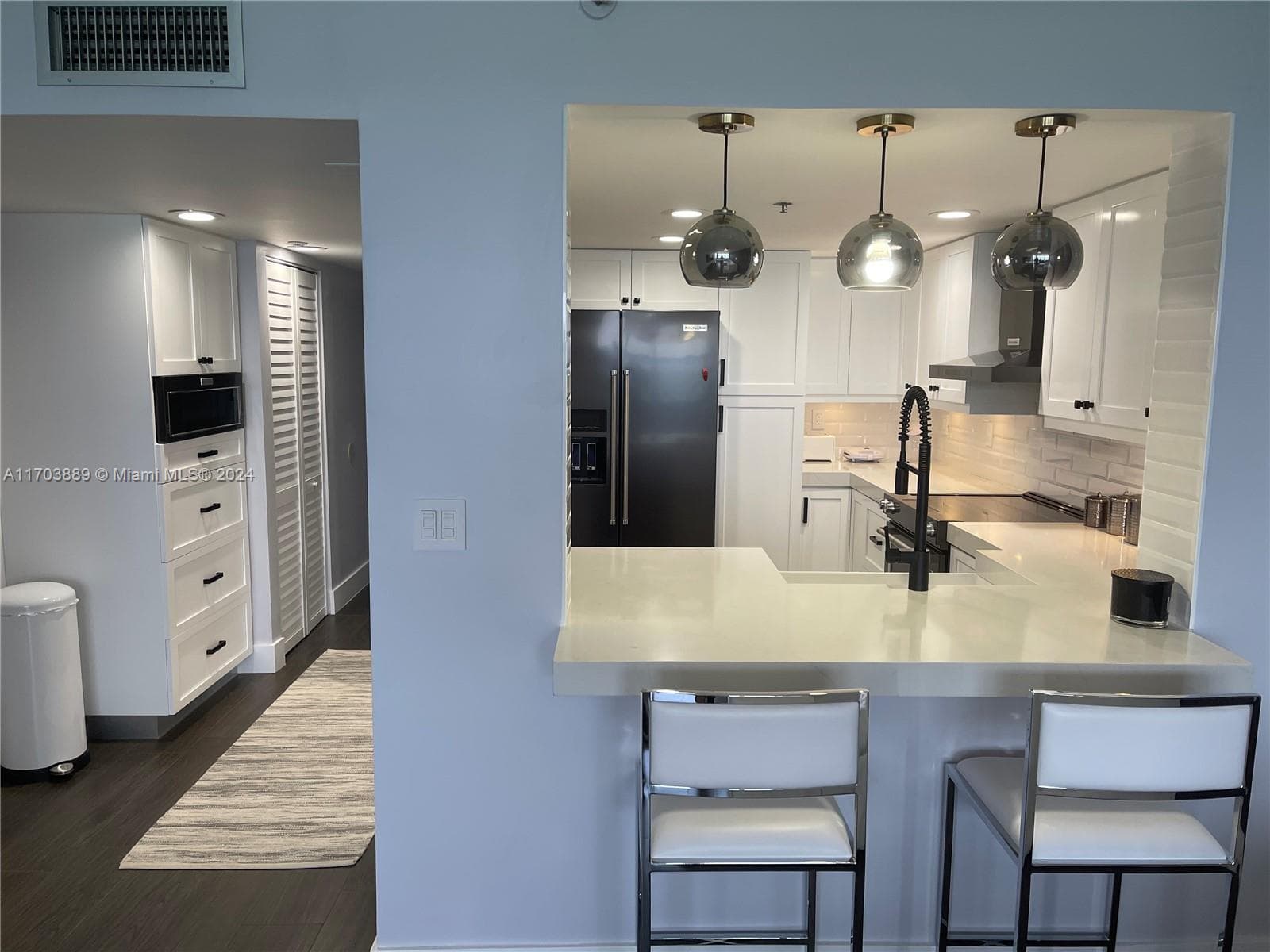 2555 Collins Ave 1409 photo 3