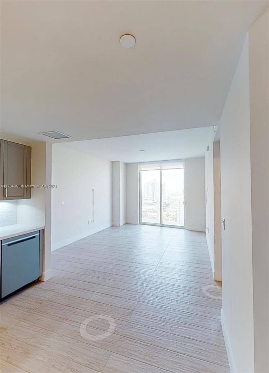 215 N New River Dr E 1610 photo 2