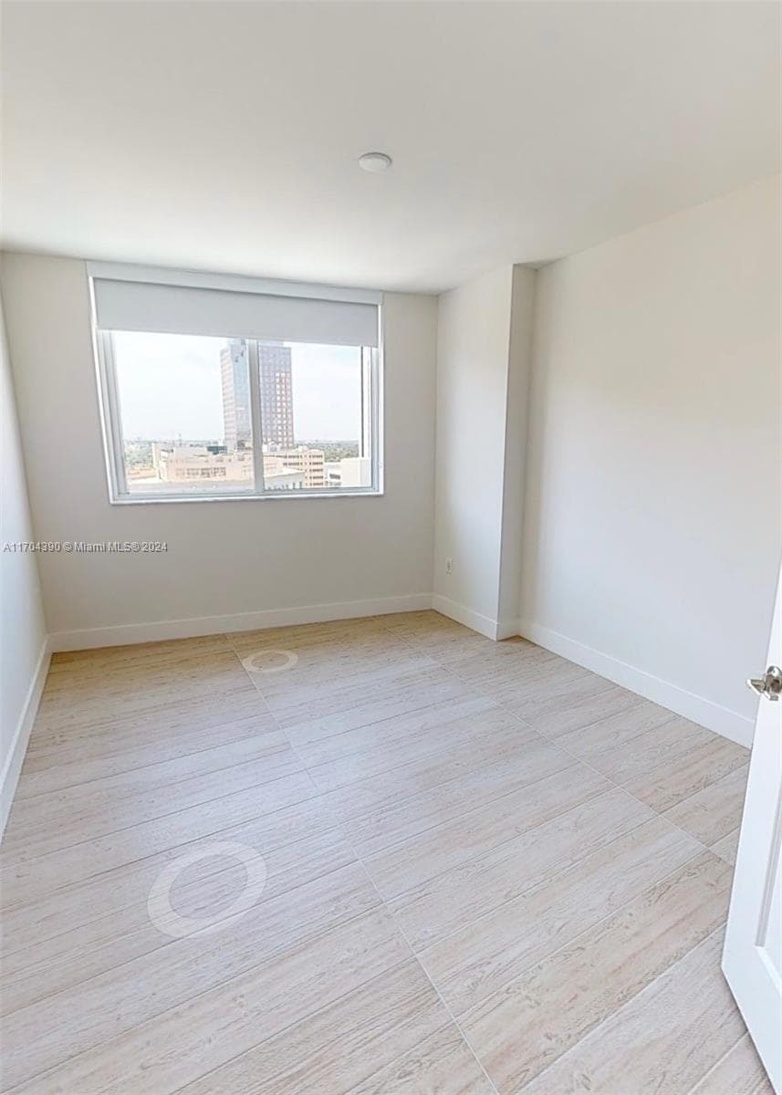 215 N New River Dr E 1610 photo 3