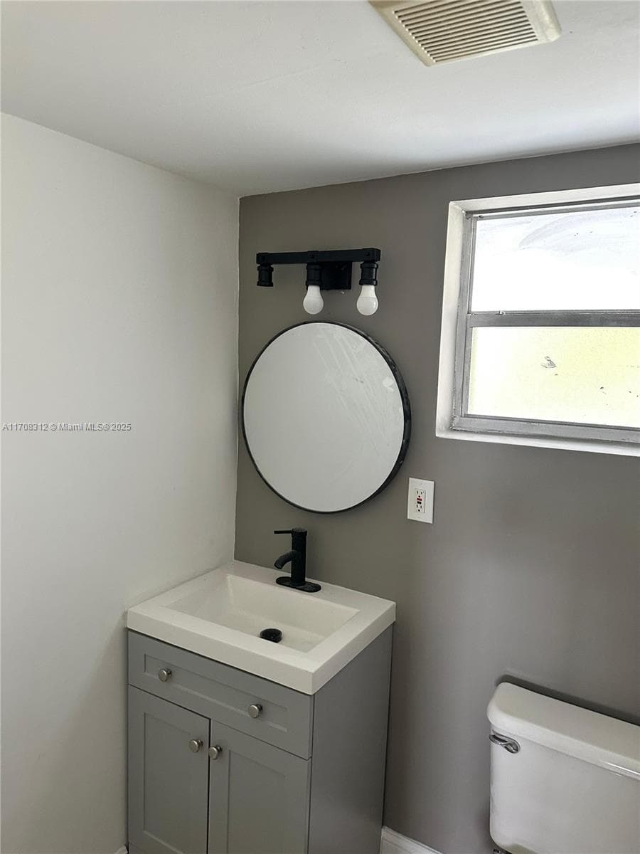 3600 NE 170th St 402 photo 15