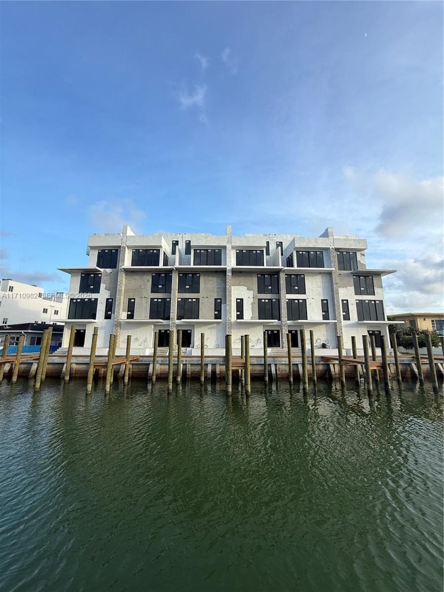 2005 Calais Dr 1 photo 1