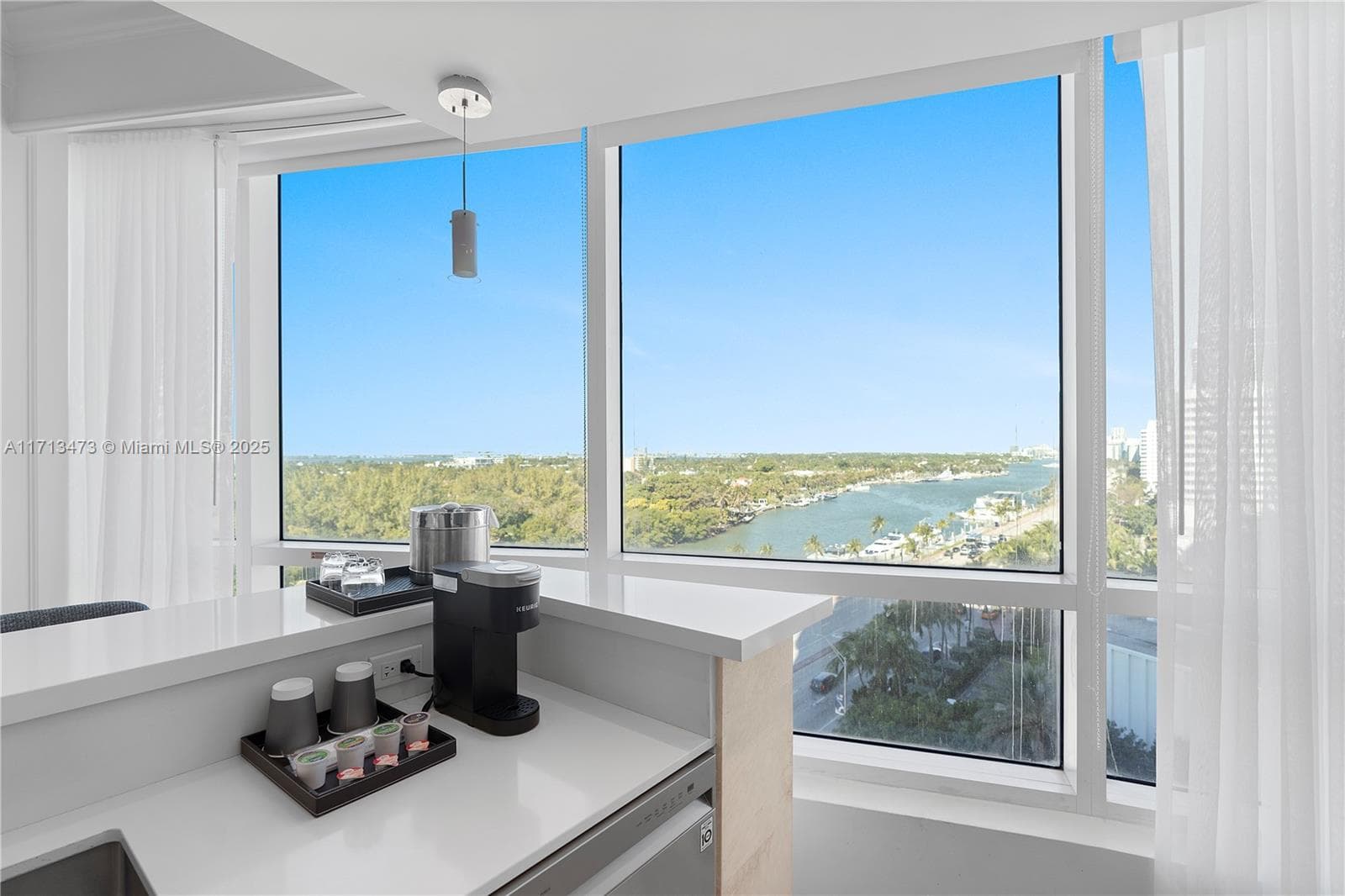 4401 Collins Ave 1015/1017 photo 16
