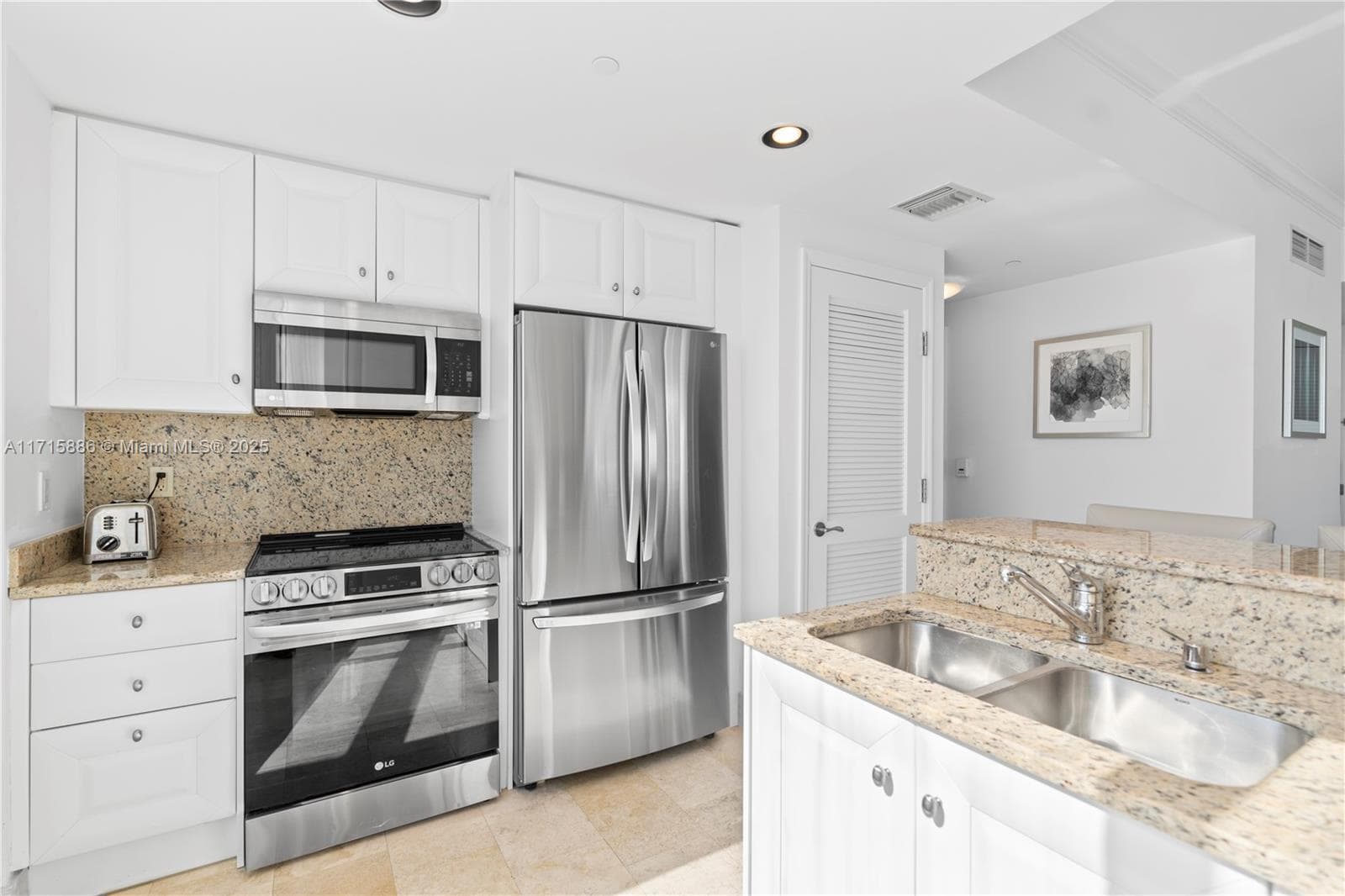 4401 Collins Ave 2104 photo 18