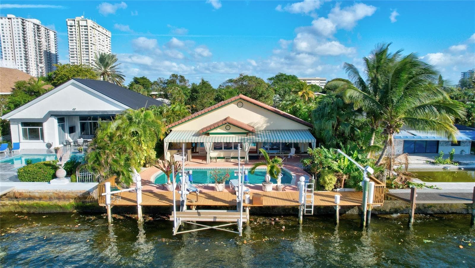 305 S Riverside Drive photo 2