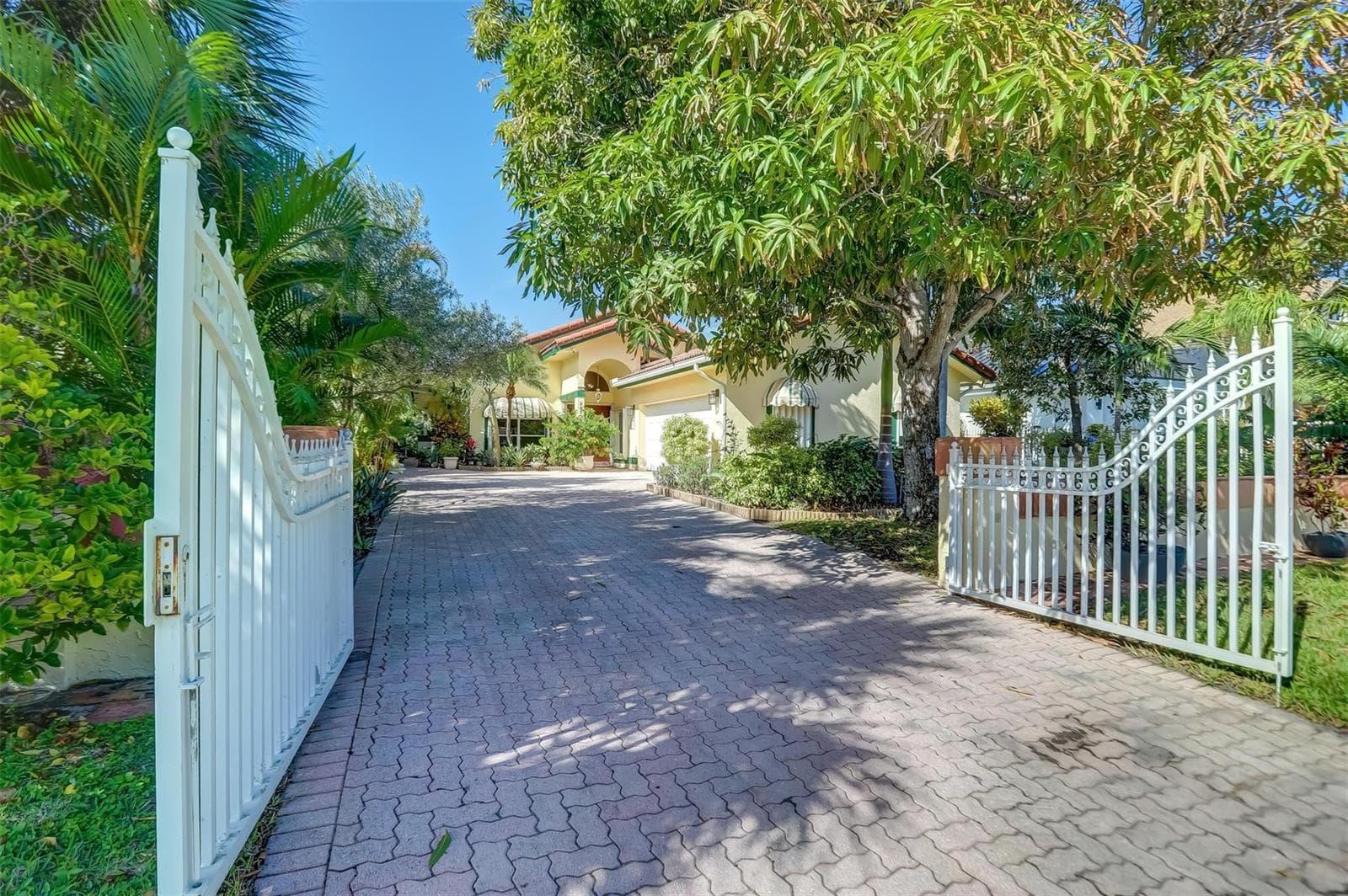 305 S Riverside Drive photo 6