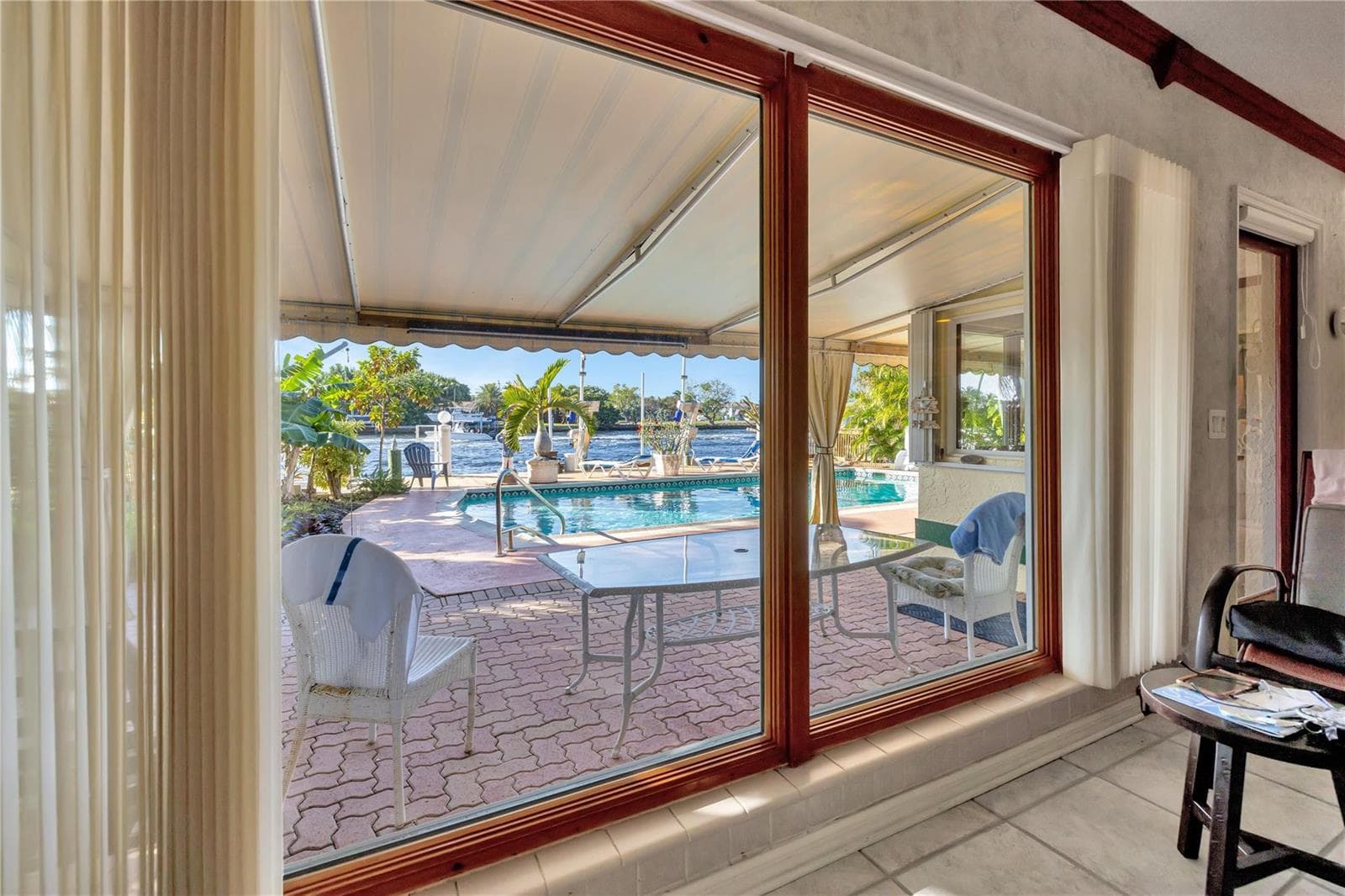 305 S Riverside Drive photo 17