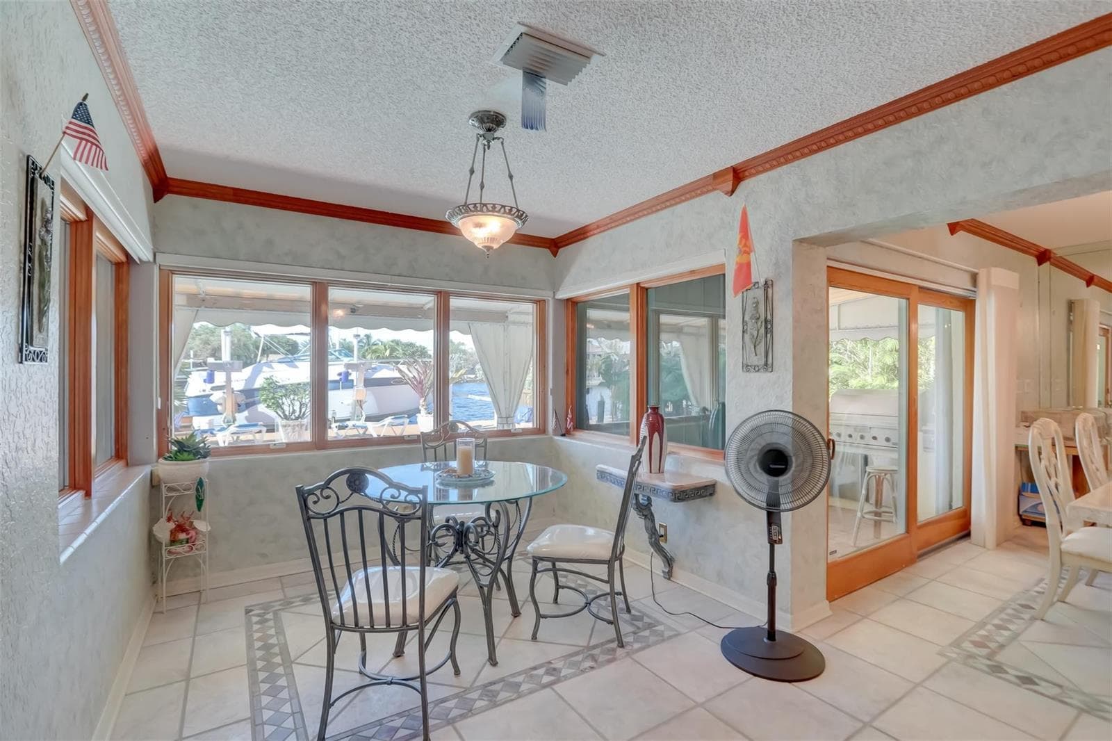 305 S Riverside Drive photo 22
