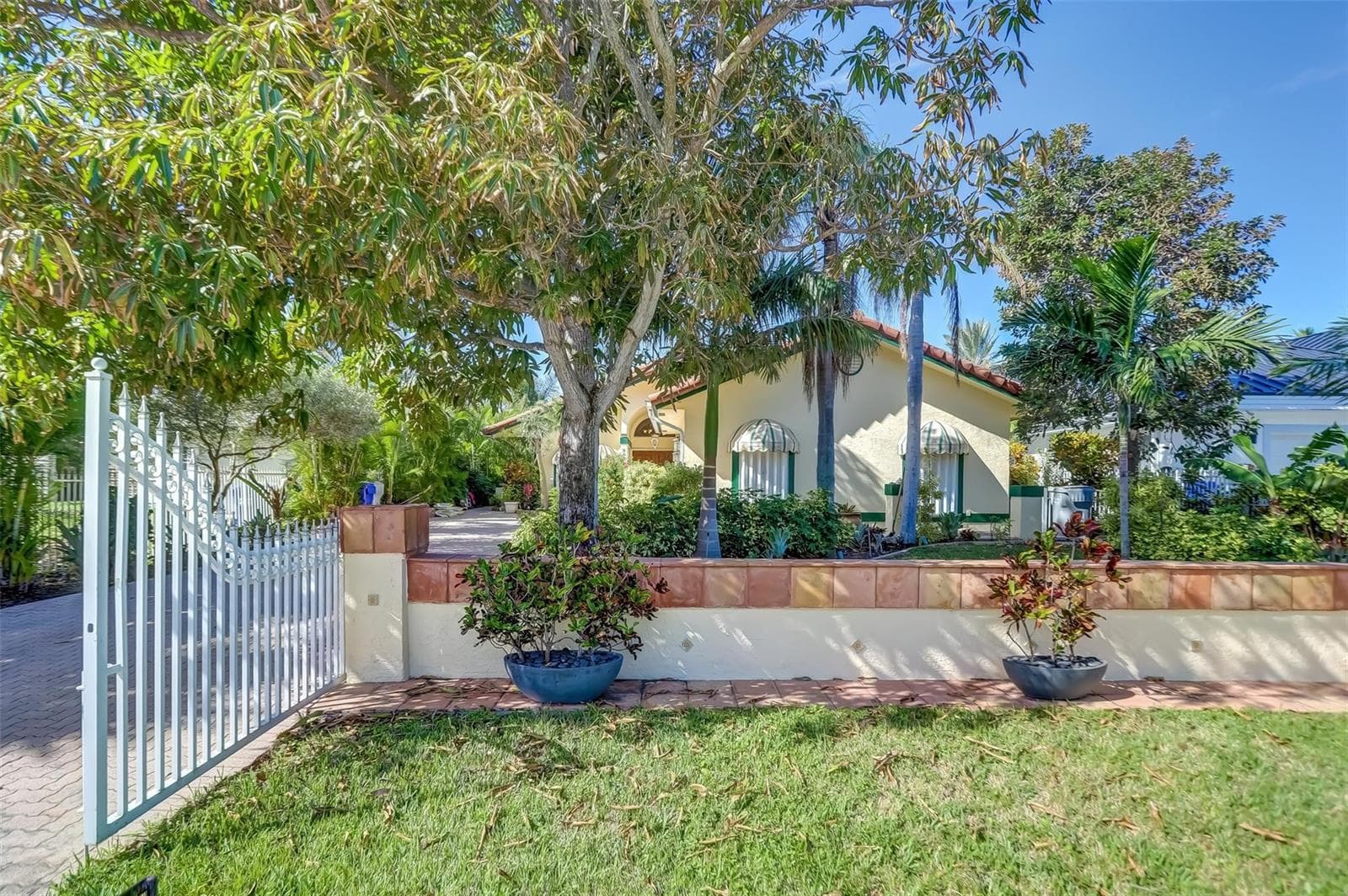 305 S Riverside Drive photo 7