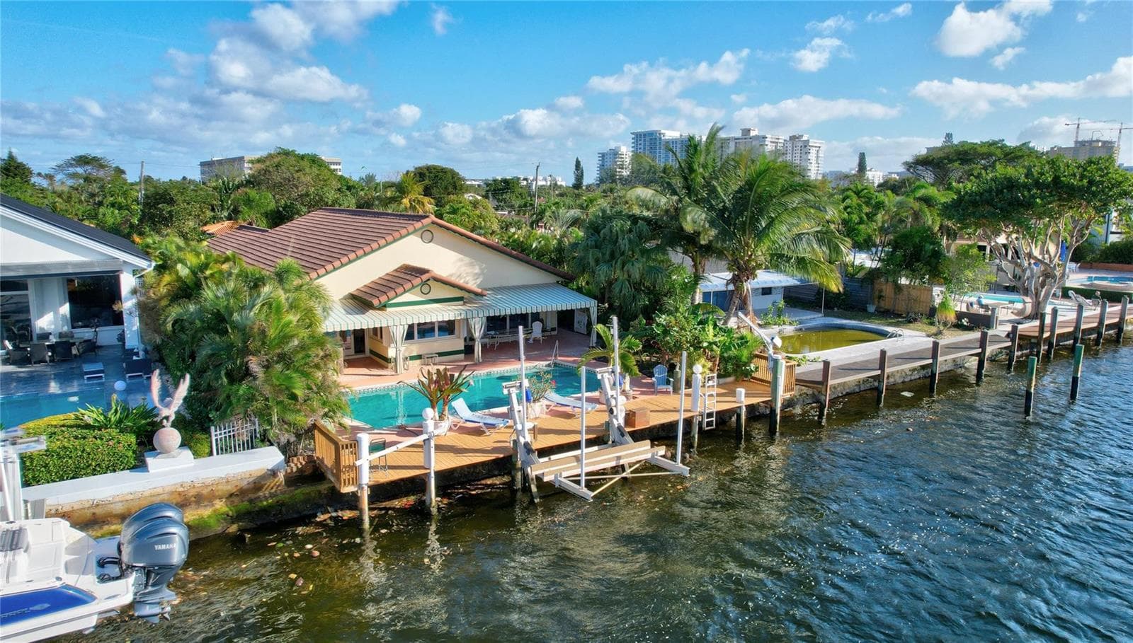 305 S Riverside Drive photo 1