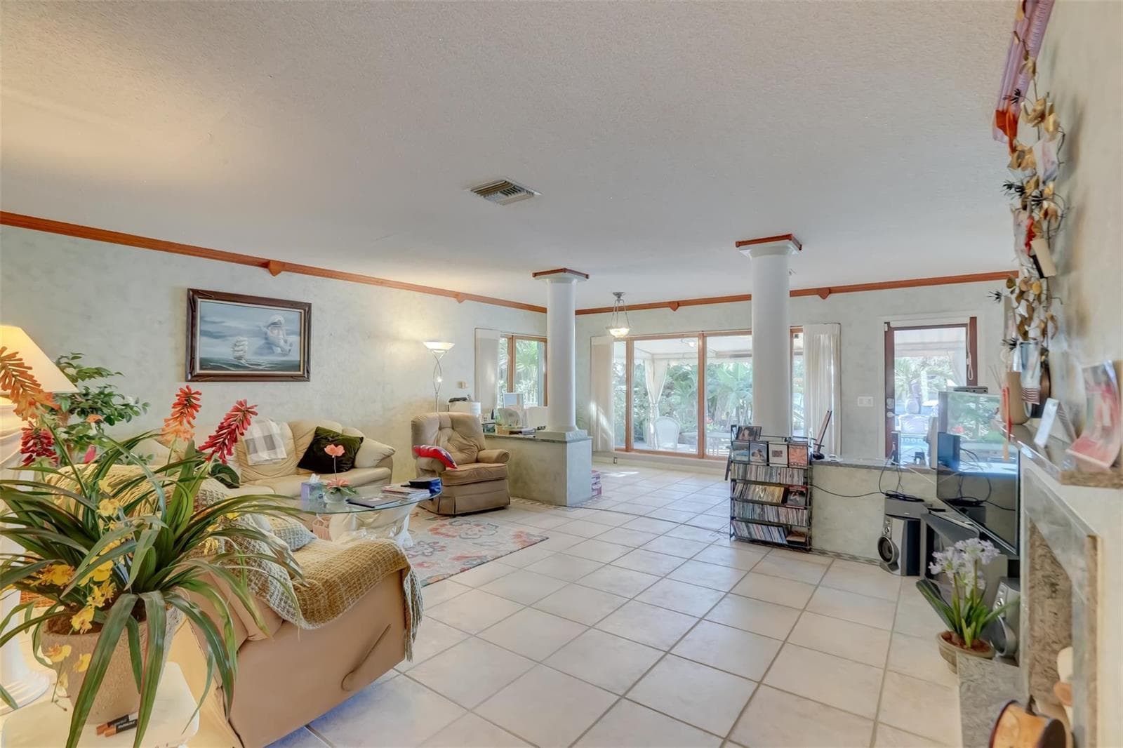 305 S Riverside Drive photo 14