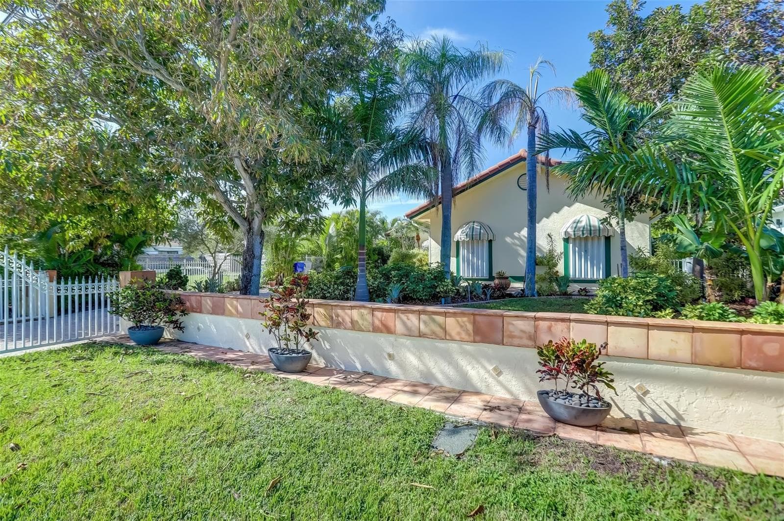 305 S Riverside Drive photo 8