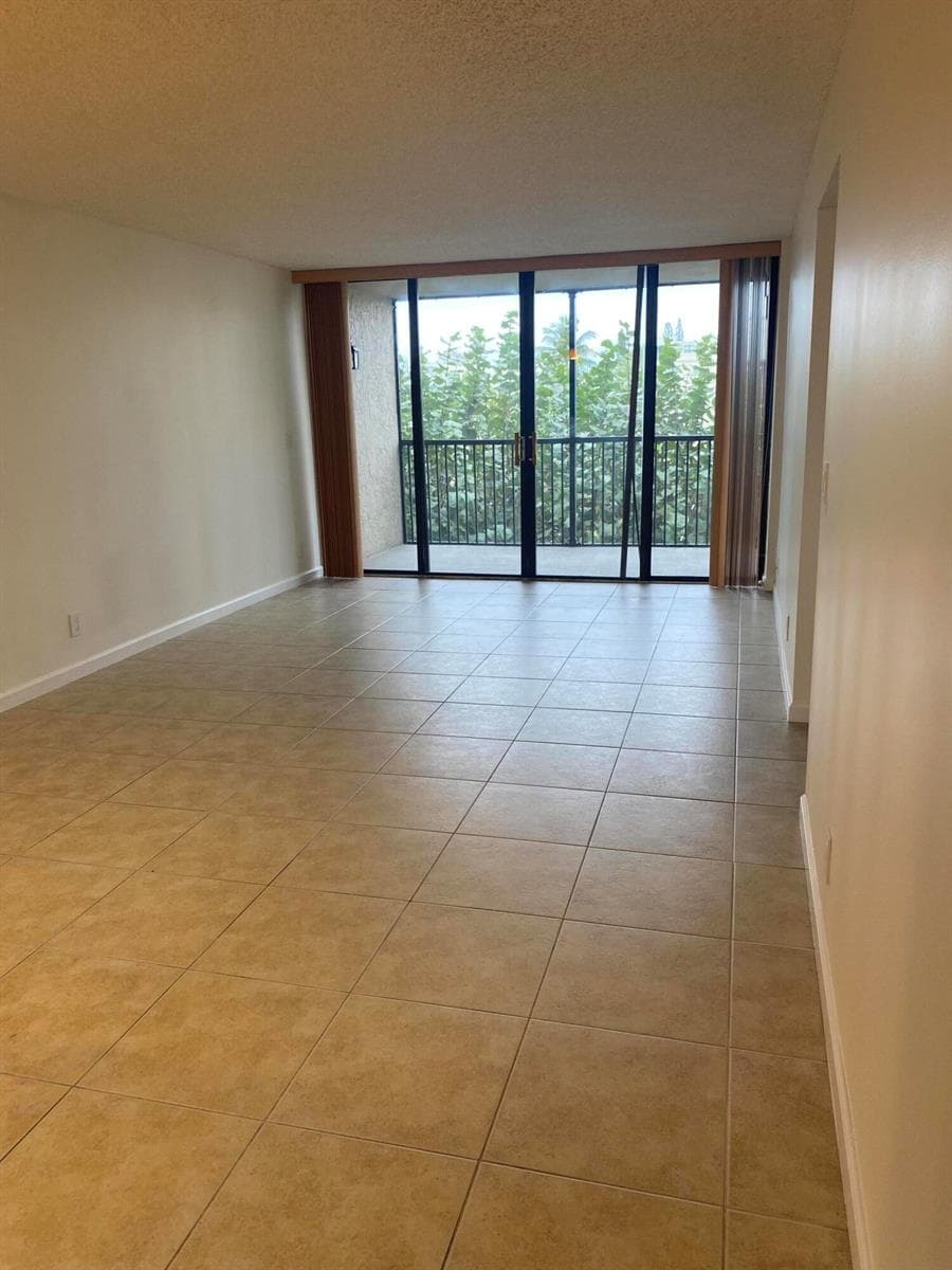 17 Royal Palm Way 305 photo 6