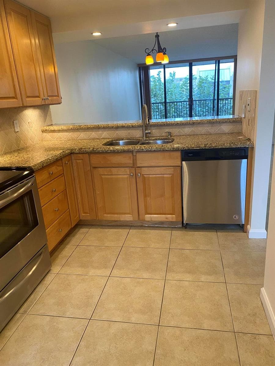 17 Royal Palm Way 305 photo 3