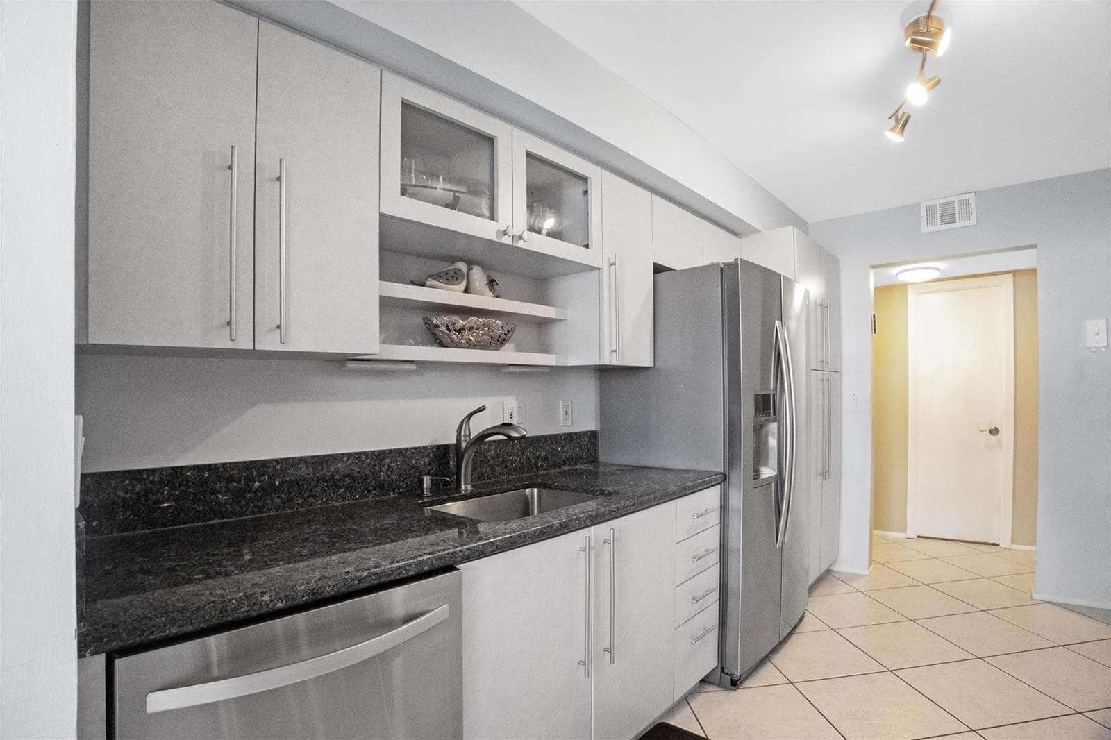 200 Leslie Drive 915 photo 6