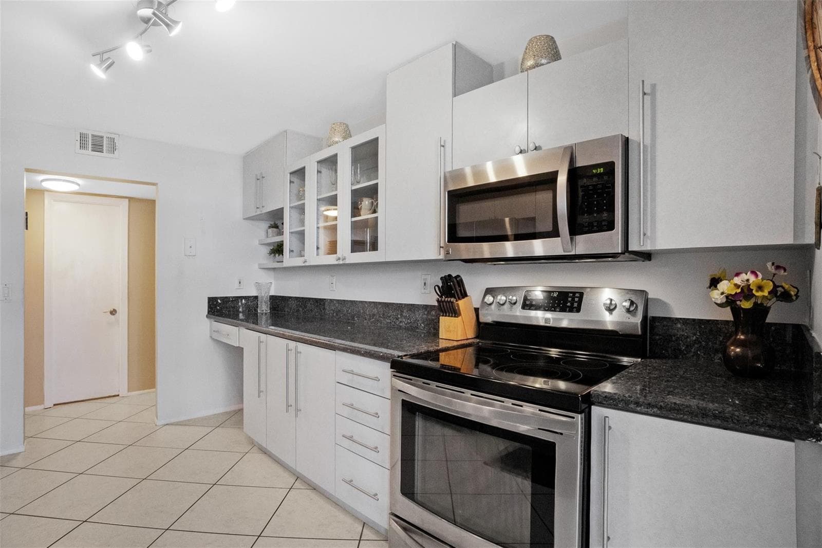 200 Leslie Drive 915 photo 4