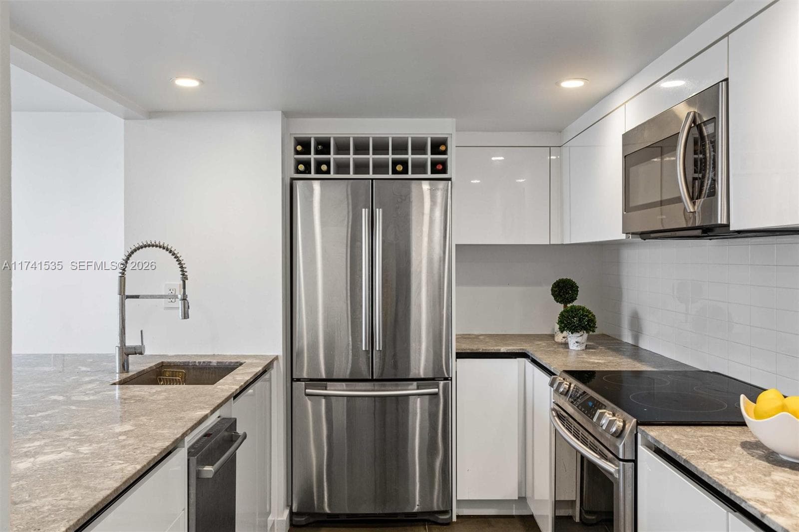540 Brickell Key Dr 1519 photo 7