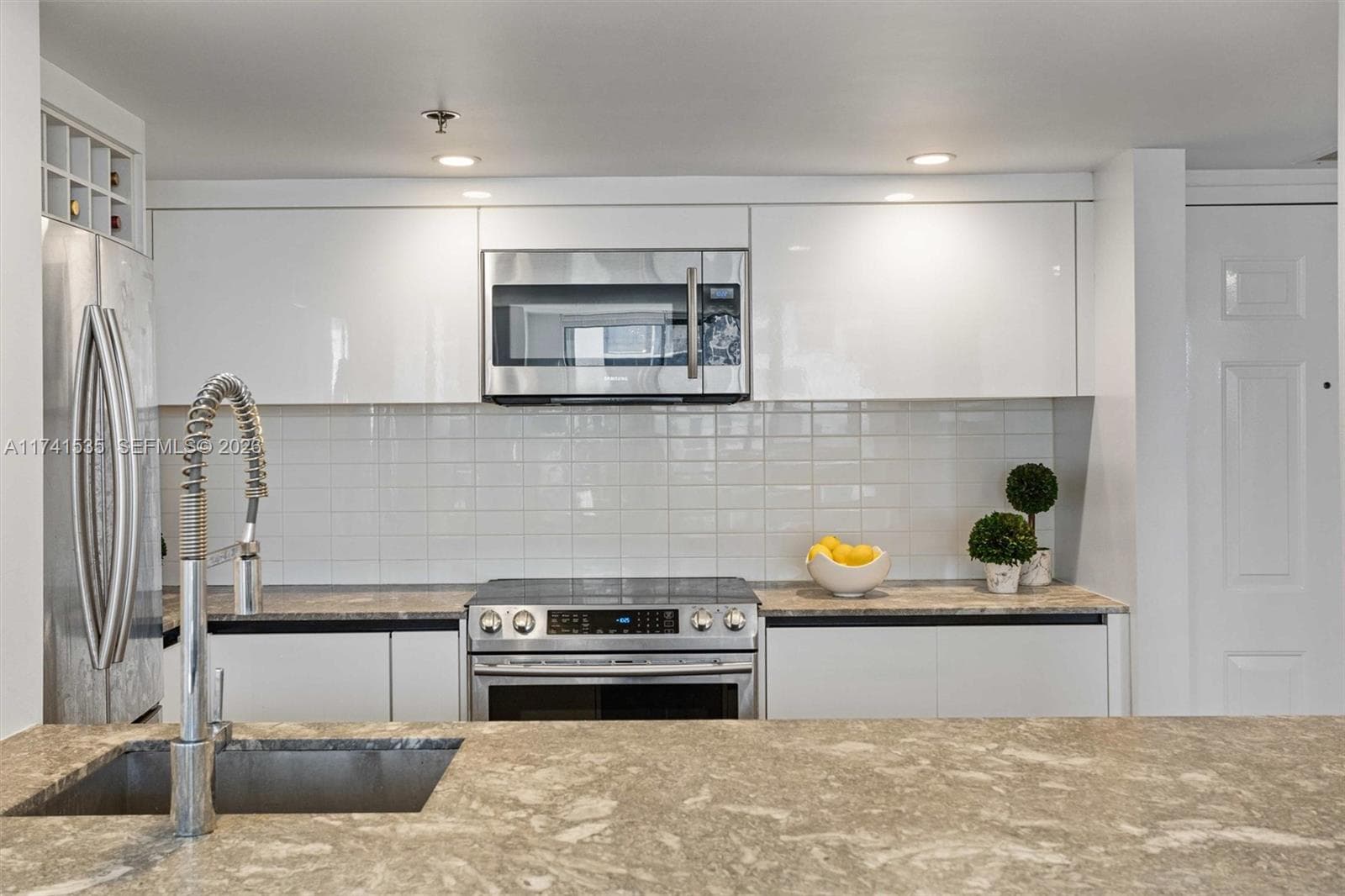 540 Brickell Key Dr 1519 photo 9