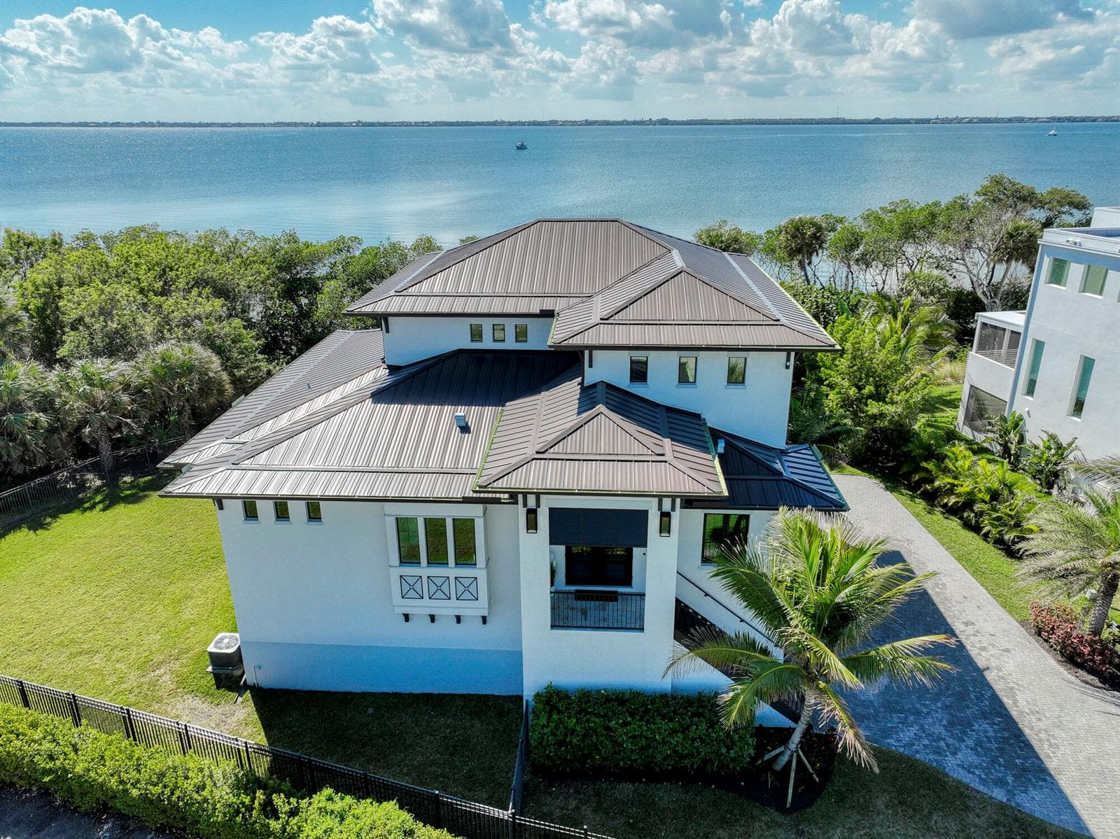 7683 Pelican Pointe Drive photo 4