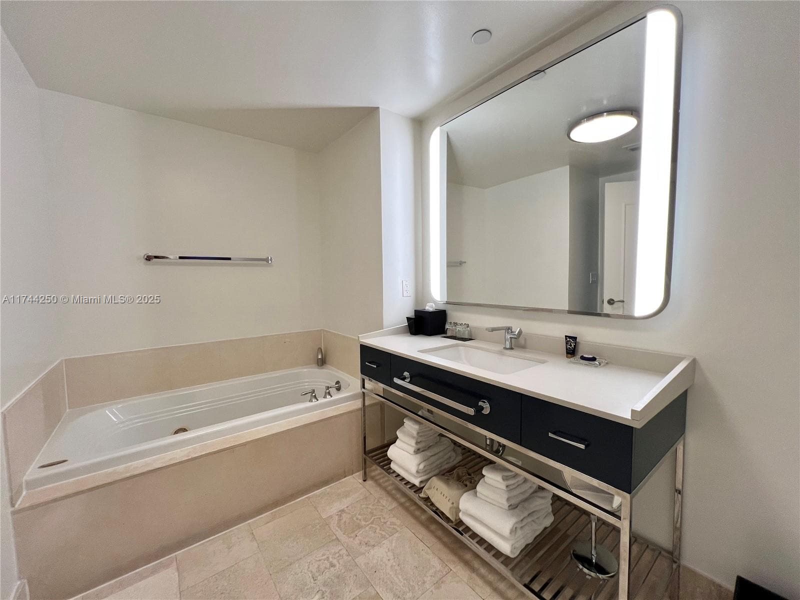 4401 Collins Ave 1401 photo 7