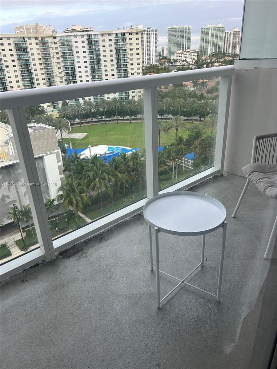 19201 Collins Ave 1139 photo 3