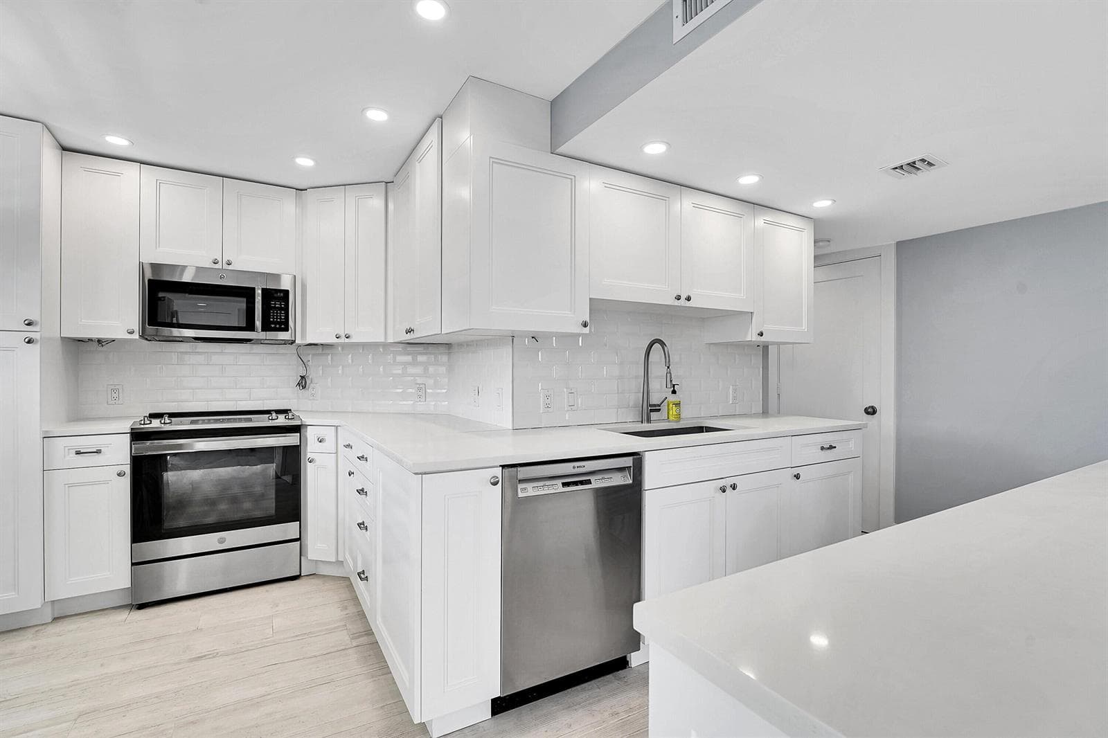 134 Lakeshore Drive 316 photo 4