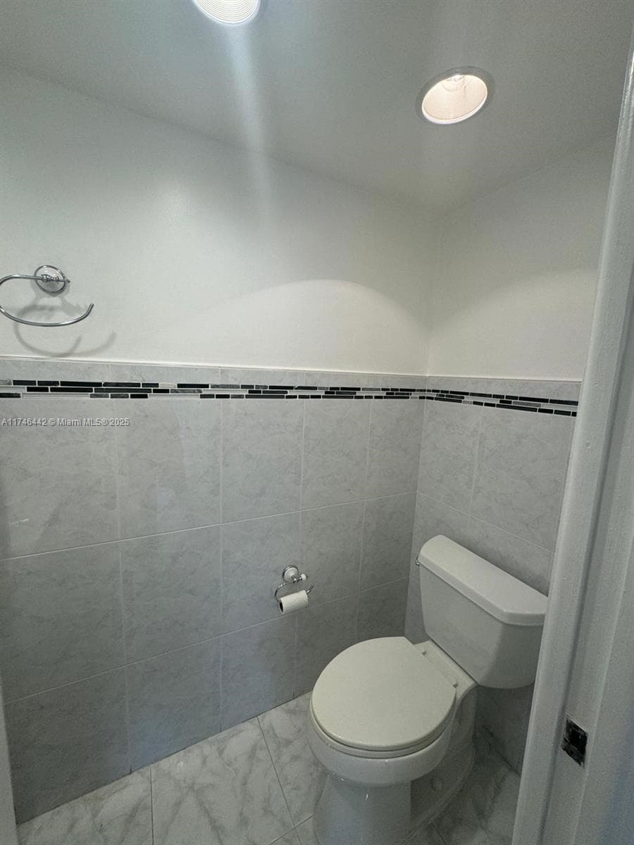 3642 NE 171st St 306 photo 9