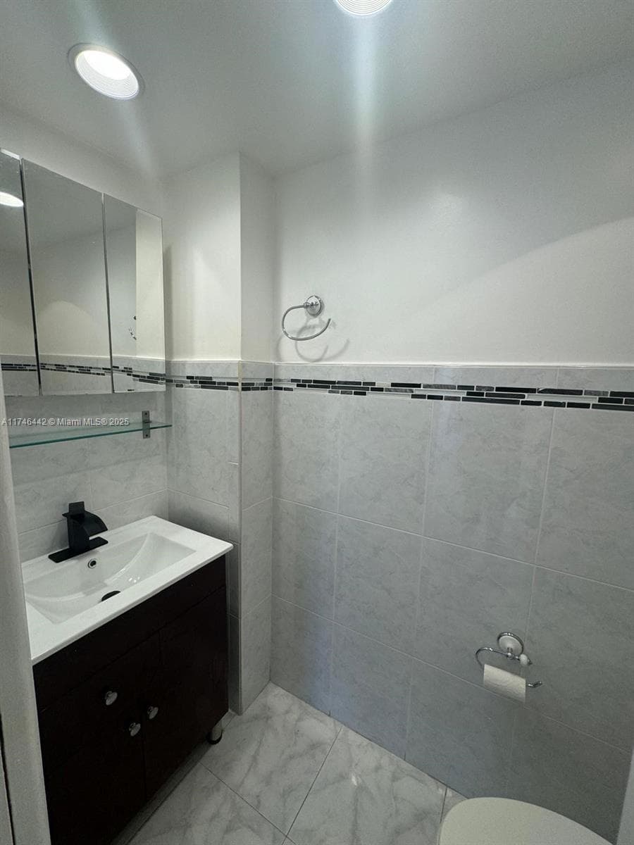 3642 NE 171st St 306 photo 8