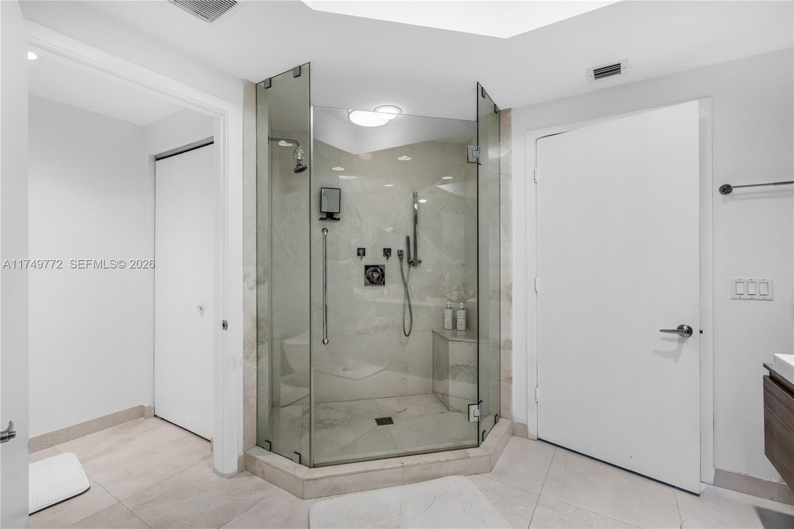 17111 Biscayne Blvd 2001 photo 22