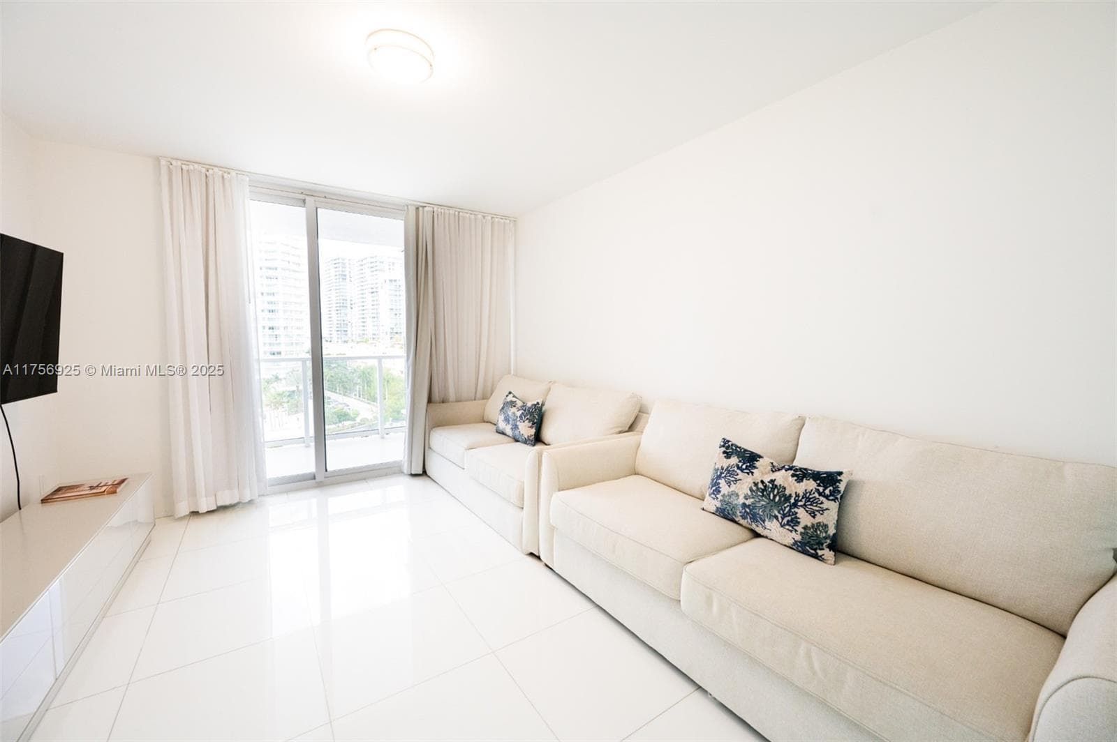 16445 Collins Ave 728 photo 12