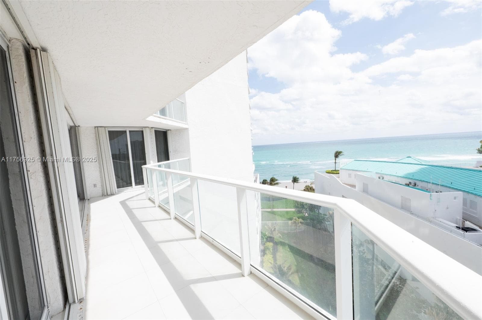 16445 Collins Ave 728 photo 3