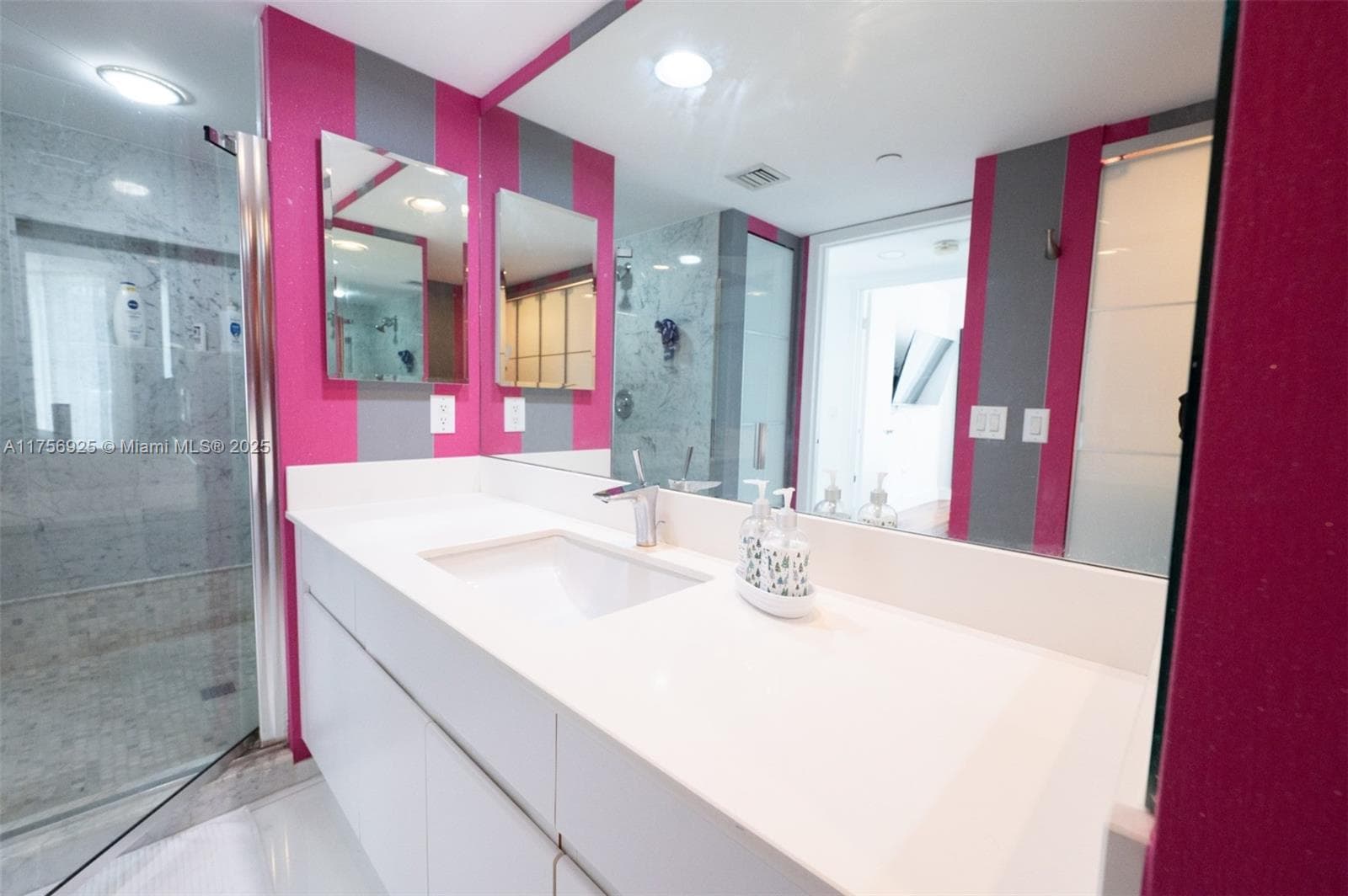 16445 Collins Ave 728 photo 19